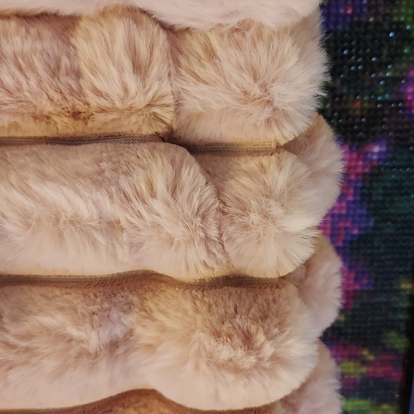 Robert Stanley Pink Dusky Rose Table Runner Faux Fur - Picture 5 of 6